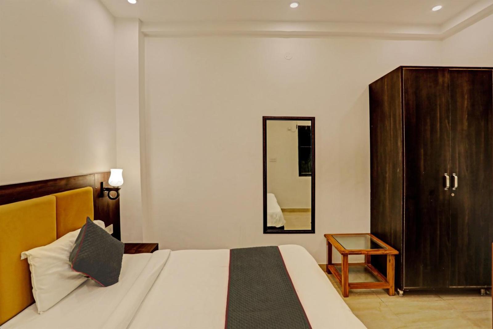 Hotel Golden Prime King Új-Delhi Kültér fotó